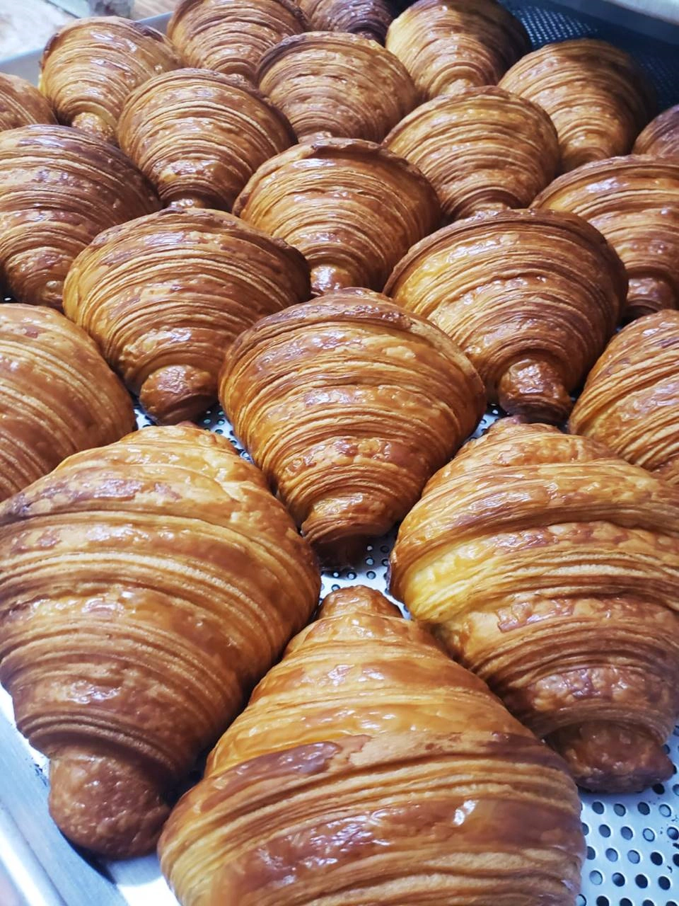 Croissants dourados e laminados produzidos pela Artesanalle